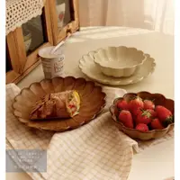 在飛比找ETMall東森購物網優惠-手工感丨花朵粗陶日式復古早餐盤子西餐盤點心可愛甜品碗美食拍攝