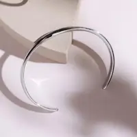 在飛比找momo購物網優惠-【MIESTILO】簡約的C｜微扭轉白鋼手環(醫療鋼手環 搭