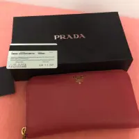 在飛比找蝦皮購物優惠-二手 Prada 長夾 浮雕 金Logo