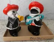 NIB BLUE SKY DAY OF THE DEAD MARIACHI BAND SALT & PEPPER SHAKER SET