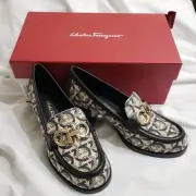 NIB Salvatore Ferragamo Gancini Monogram Rolo Logo Print Pump Nero Fabric S6