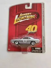 Johnny Lightning Celebrating 40 Years 1970 Dodge Challenger - silver