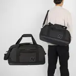 NEW BALANCE 紐巴倫 健身包 LEGACY DUFFLE BAG 黑 灰 可調背帶 大空間 旅行袋 側背包 NB LAB23107BKK