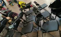 在飛比找Yahoo!奇摩拍賣優惠-亞毅辦公家具補習班折合椅 黑色摺疊椅 課桌椅大學椅 教會椅 