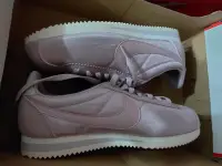 在飛比找Yahoo!奇摩拍賣優惠-全新 NIKE WMNS CLASSIC CORTEZ NY