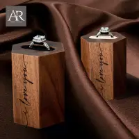 在飛比找momo購物網優惠-【ARRYN HOUSE】六角雕刻戒指架 飾品展示 實木架 