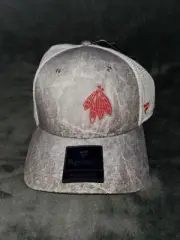 FANATICS NHL CHICAGO BLACKHAWKS ICE FIELD TRUCKER SNAPBACK GREY WHITE HAT MENS
