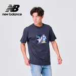 【NEW BALANCE】 NB 圓領插畫短袖上衣_男性_灰黑色_MT31550PHM