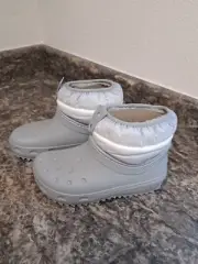 Crocs Classic Lined Neo Puff Boots Grey Size Women’s 5 NEW In Bag. 207311-00J.