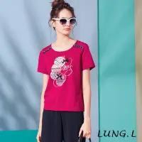 在飛比找Yahoo奇摩購物中心優惠-LUNG.L林佳樺 桃紅色膠印短袖純棉T恤LM31A