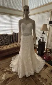 Wedding dress size 6 Bonny Essence Collection, NEVER been worn or altered!