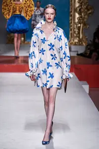 在飛比找Yahoo!奇摩拍賣優惠-Moschino 款式藍花波浪滾邊 春夏洋裝