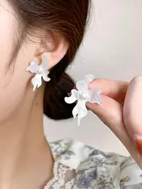 在飛比找Yahoo!奇摩拍賣優惠-覓韓S925銀針韓國小清新白色樹脂耳釘女個性抽象幾何小眾耳環