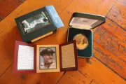 1996 ROYAL AUSTRALIAN MINT 1996 DON BRADMAN $5 PROOF COIN, SIGNED BY DON BRADMAN