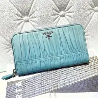 在飛比找Yahoo!奇摩拍賣優惠-PRADA 全新商品 Tiffany藍色漸層 羊皮 皺摺 ㄇ