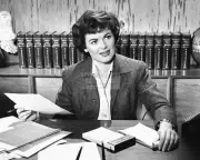BARBARA HALE IN THE TV PROGRAM "PERRY MASON" - 8X10 PUBLICITY PHOTO (FB-190)