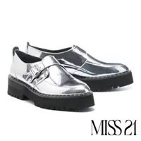在飛比找momo購物網優惠-【MISS 21】微酸個性潮感撞色方釦鉚釘圓頭厚底鞋(銀)
