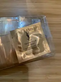 在飛比找Yahoo!奇摩拍賣優惠-全新YSL聖羅蘭超模聚焦光感粉底液SPF22/PA++ 1m