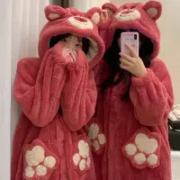 在飛比找蝦皮購物優惠-可愛草莓熊睡衣 冬季加厚睡衣家居服 珊瑚絨睡衣 學生睡袍套裝