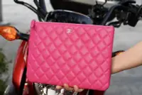 在飛比找Yahoo!奇摩拍賣優惠-Chanel A82045 iPad case 中型羊皮手拿