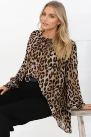 Kayt Blouse - Plisse Long Sleeve Top with High-Low Hemline in Leopard Print
