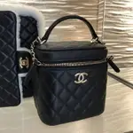 【台灣現貨】全新真品 CHANEL 黑色 荔枝皮 金鍊 斜背 手提 小型 拉鍊 化妝箱包 AS2362