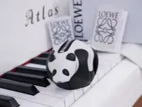 在飛比找Yahoo!奇摩拍賣優惠-Loewe 西班牙奢華皮革 Panda Coin Pouch