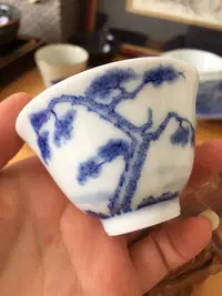 在飛比找Yahoo!奇摩拍賣優惠-景德鎮 瓷語窯 青花手繪不老松主人杯 茶杯