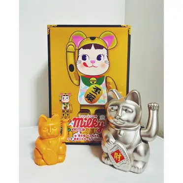 新品BE@RBRICK うさんくさい 招き猫ペコちゃん金メッキ蓄光ミルキー入 