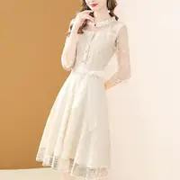 在飛比找momo購物網優惠-【FQ 時尚天后】浪漫米白花邊領線條刺繡綁帶洋裝(S-XL)
