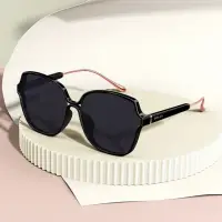 在飛比找momo購物網優惠-【BOLON 暴龍】高雅膠框偏光太陽眼鏡(BL5027-C1