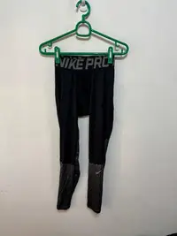 在飛比找Yahoo!奇摩拍賣優惠-「 二手衣 」 Nike 女版運動內搭褲 S號（黑）75