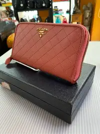 在飛比找Yahoo奇摩拍賣-7-11運費0元優惠優惠-美麗堡OUTLET精品 PRADA 1M0506金字 菱紋線