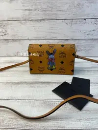 在飛比找Yahoo!奇摩拍賣優惠-《真愛名牌精品》MCM 真品 5SXL41 駝色 兔子 小方