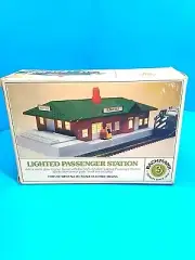 ho scale Bachmann lighted passenger station #3015