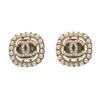 在飛比找Yahoo奇摩購物中心優惠-CHANEL 經典珍珠圍繞寶石雙C LOGO造型穿式耳環(金