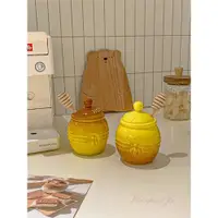 在飛比找ETMall東森購物網優惠-ins創意陶瓷蜂蜜儲物罐調味罐帶木質攪拌棒復古廚房帶蓋儲藏罐