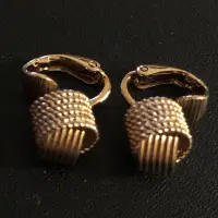 在飛比找蝦皮購物優惠-Avon 古董飾品古著老物 古董夾式耳環 金色紐結 美國購入