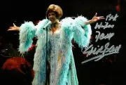 Dame Shirley Bassey Hand Signed 6x4 Photo Goldfinger James Bond Autograph + COA