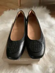 Clarks Artisan Black Leather Medallion Candra Blush Ballet Flats size 8.5
