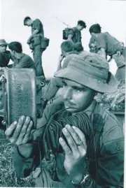 Vietnam War Photos -- Australian Soldier With Claymore Mine..