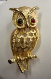 Vintage Avon Owlette Pin Gold tone with Red Rhinestones Eyes New in Box 16-f