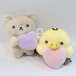 艾德雜貨 日本正版 拉拉熊 專賣店限定 抱愛心懶熊沙包 RILAKKUMA 愛心 懶熊 娃娃 小雞 沙包