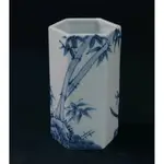 陶瓷 大明成化年製 竹蘭 六角 造型 筒 容 擺件 藝品 很好看 擺起來很有感覺 長6.7CM * 寬6CM * 高1