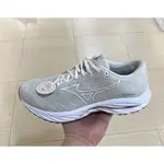 【BOBO】MIZUNO WAVE RIDER 26 SW (4E寬楦) 米白 慢跑鞋 男 J1GC220458