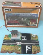 Vintage Tyco HO Gauge Automatic Signal Man Crossing W/ Lighted Shack No. 928:800