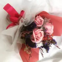 在飛比找momo購物網優惠-【The Flower 嬪嬪花藝坊】3朵玫瑰香皂花花束-浪漫