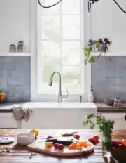 MOEN Reyes Single-Handle Pull-Down Sprayer Kitchen Faucet Spot Resist Stainless