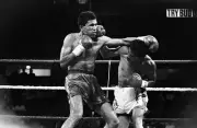 Gabe Ruelas Lands A Punch Against Alvaro Bohorquez 2 Old Boxing Photo