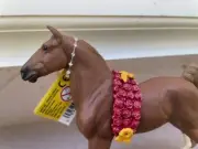 SATTLEBRED GELDING HORSE by Safari Ltd; toy/brown/sorrell/157905